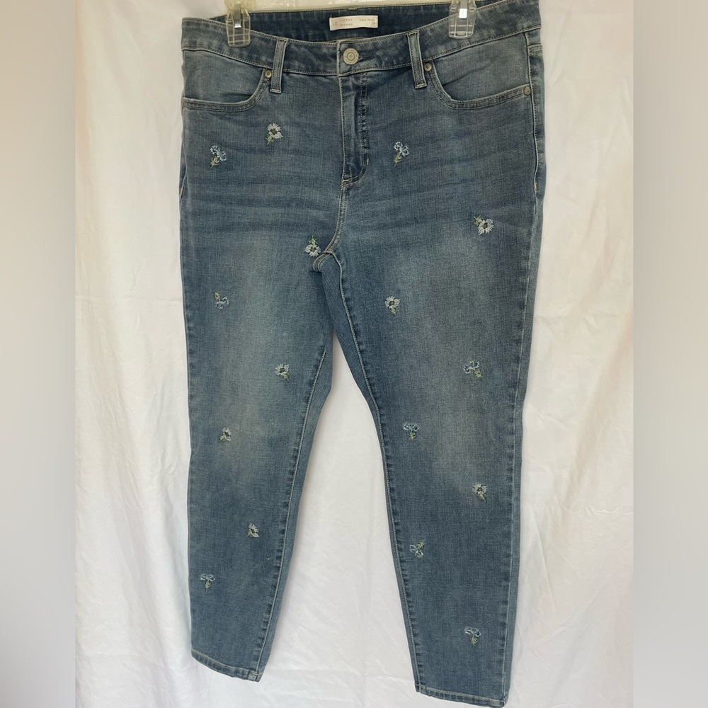 Skinny Jeans with Embroidered Details